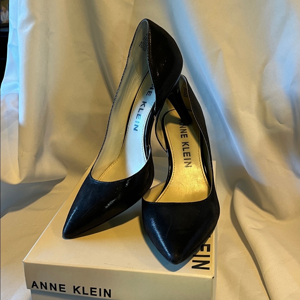 Anne Klein Shiny Black Pumps - Picture 4 of 5
